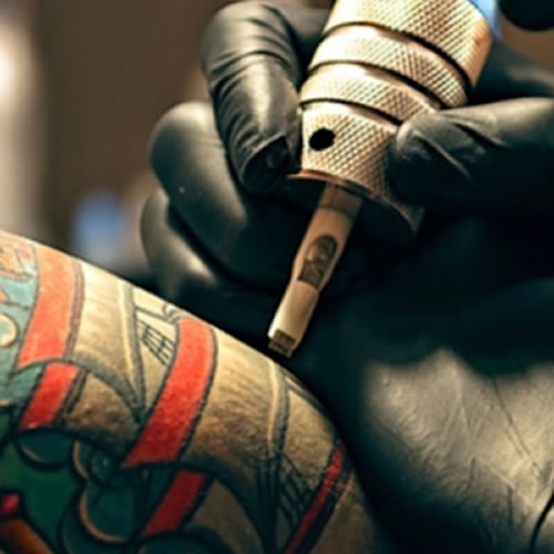 Operatore tatuaggio e piercing cover